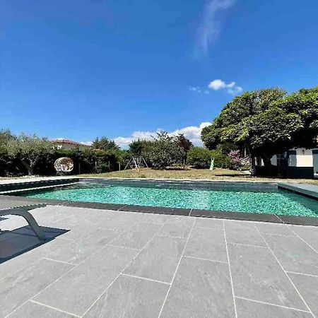 Logements Chaleureux Dans Maison Avec Piscine A 35 Min De Lyon Alix Екстер'єр фото
